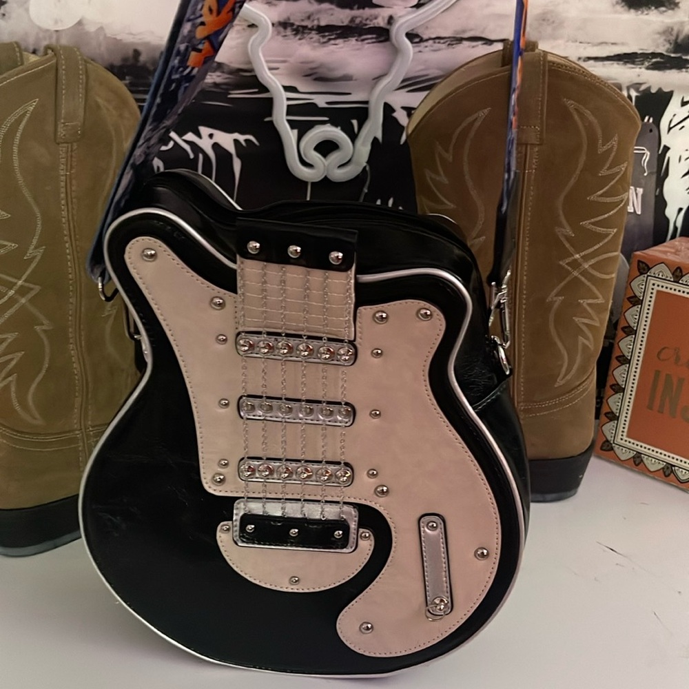 Guitar style purse, crossbody detachable strap. This is NWOT, please see photos